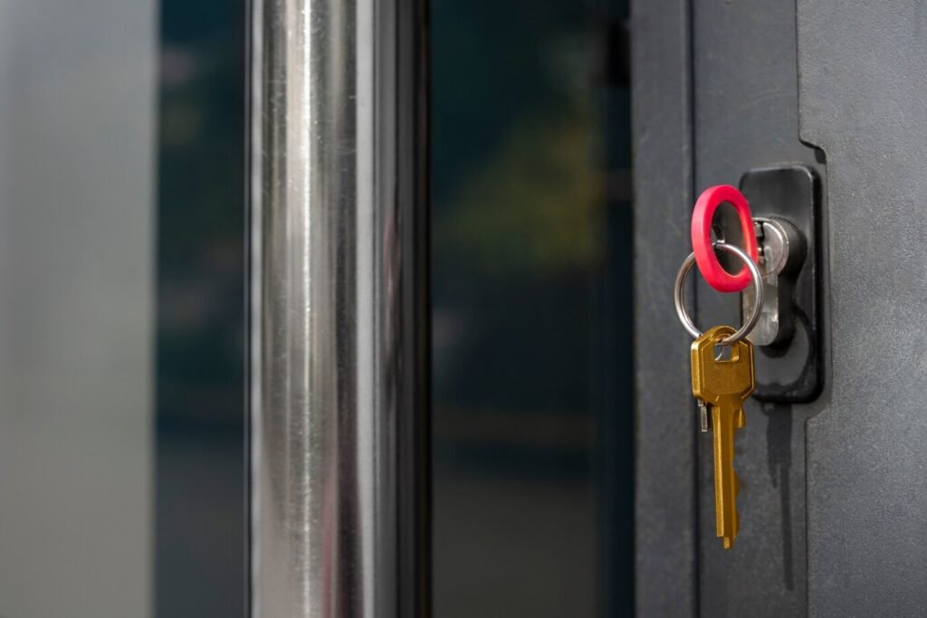 metallic-key-door-lock_23-2151015241